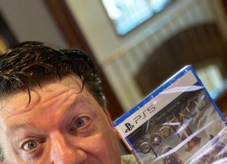 Первый в мире диск для PlayStation 5 Глава Gearbox Software Рэнди Питчфорд и первый игровой диск для PlayStation 5