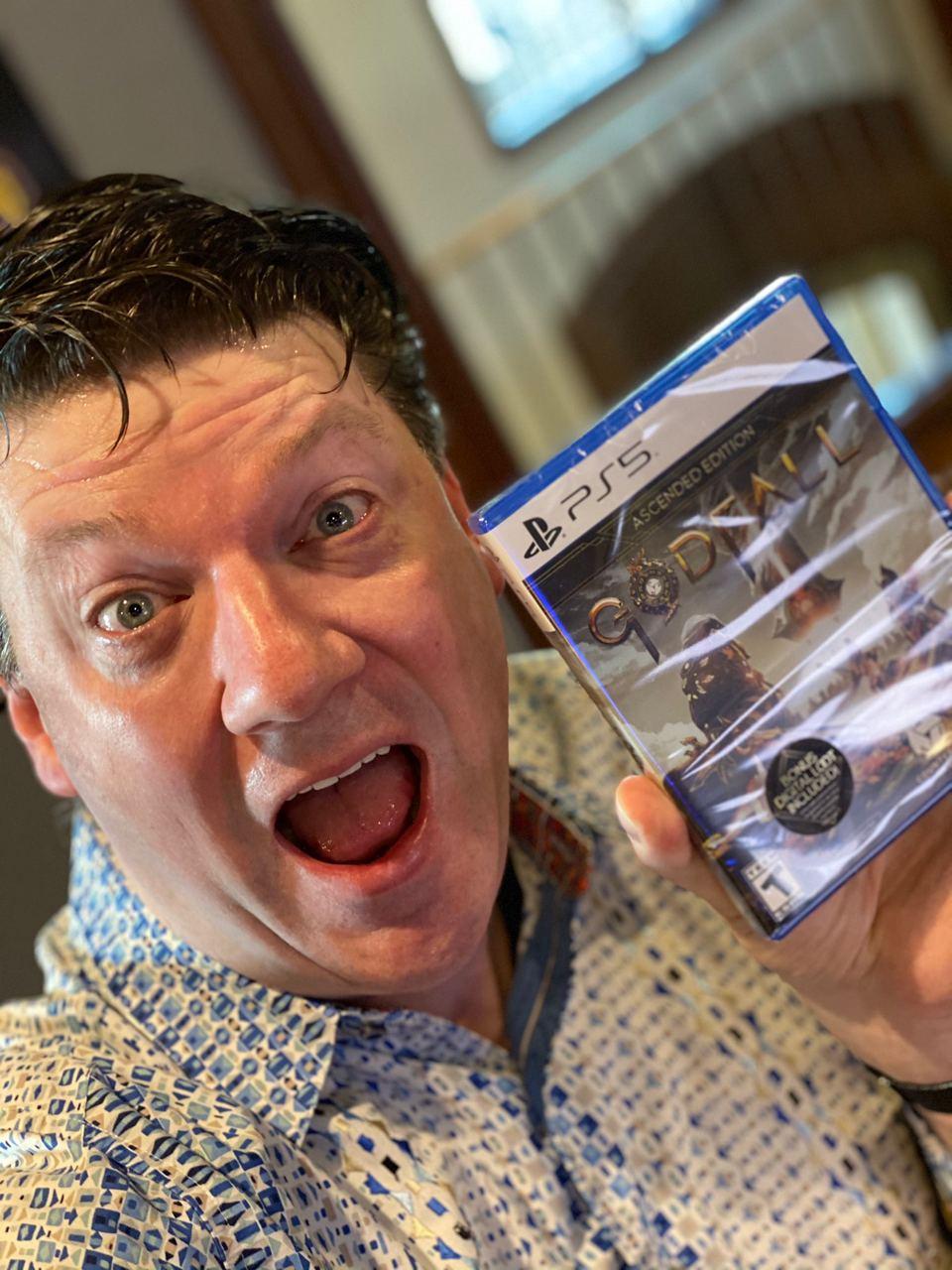 Глава Gearbox Software Рэнди Питчфорд и первый игровой диск для PlayStation 5